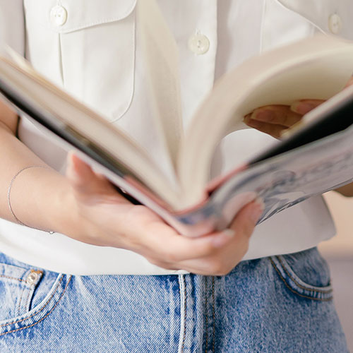 Usuario con libro en las manos